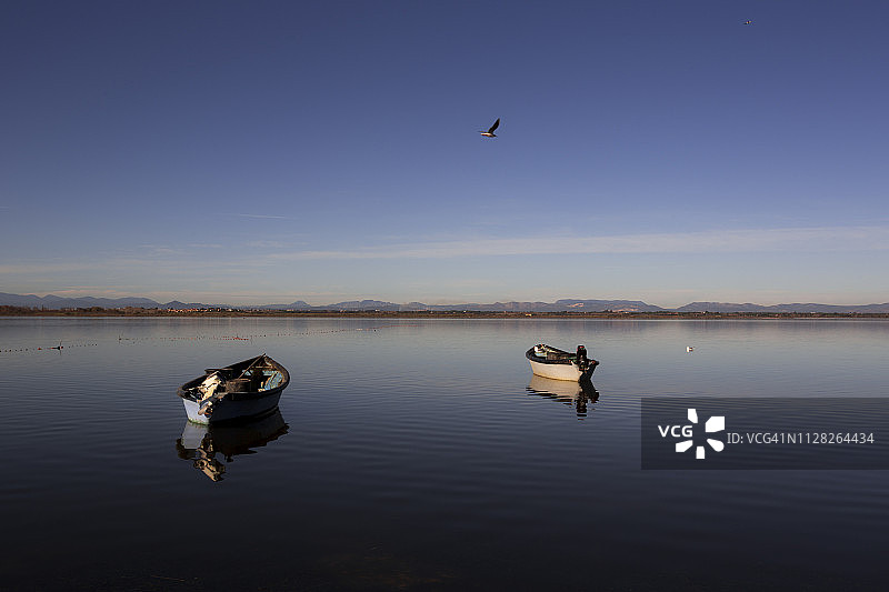 圣纳泽尔泻湖平静水面中倒映的两艘船图片素材