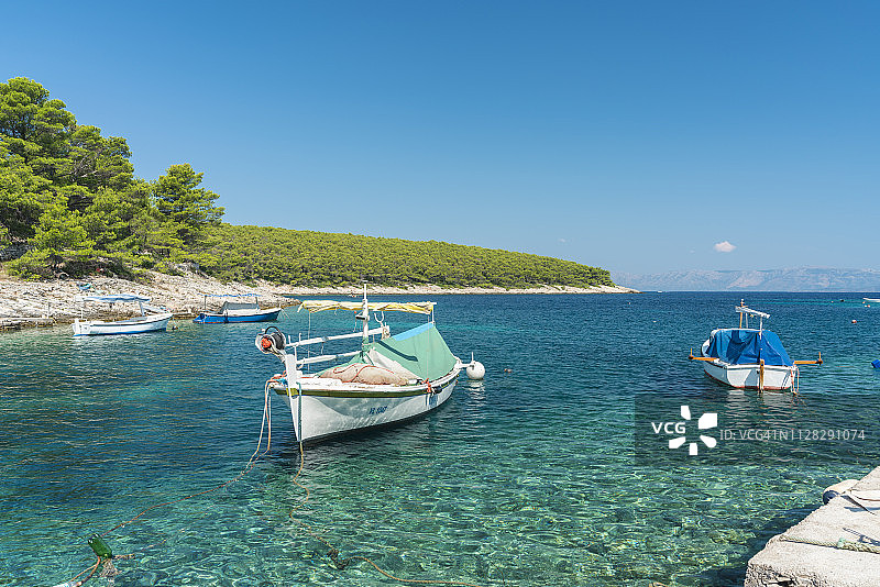 科尔丘拉岛上的船只和海洋图片素材