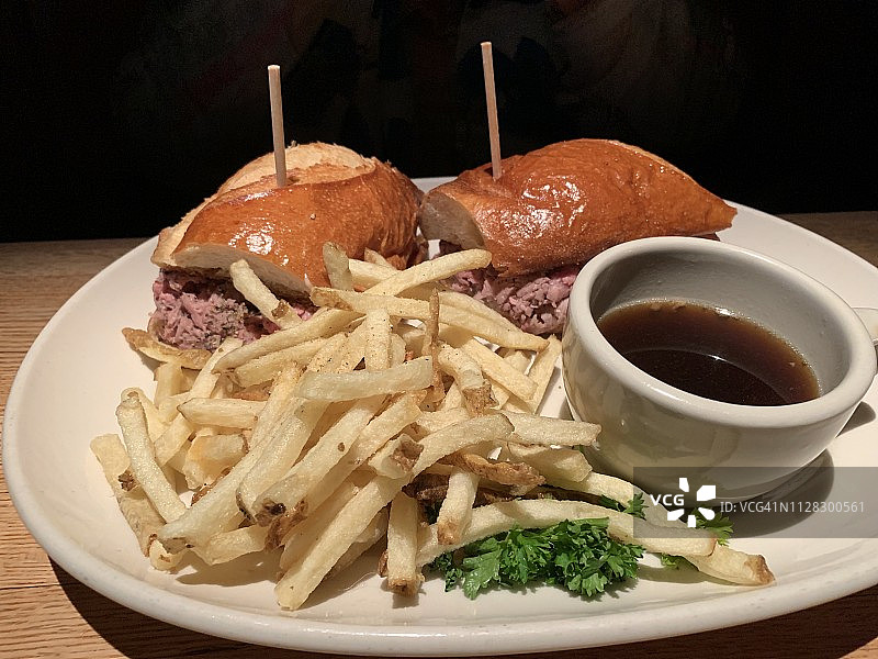 法式蘸酱和鲜切薯条配肉汁图片素材