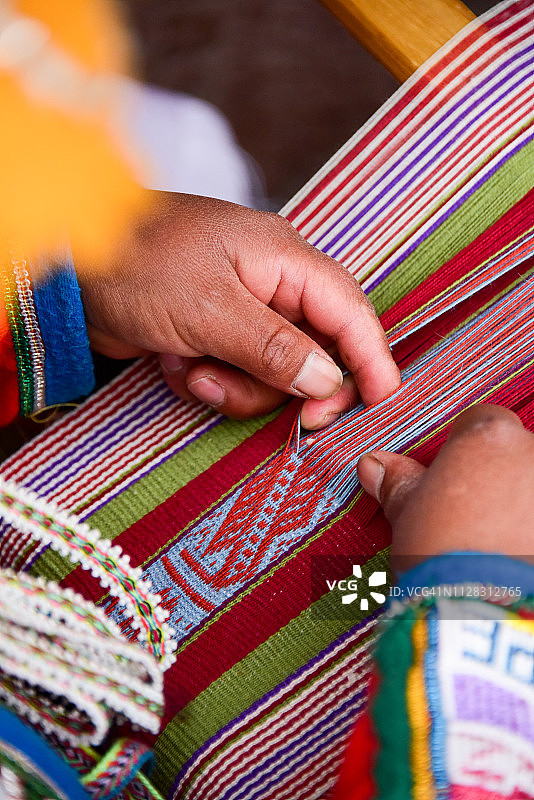在腰织机上编织的秘鲁妇女图片素材