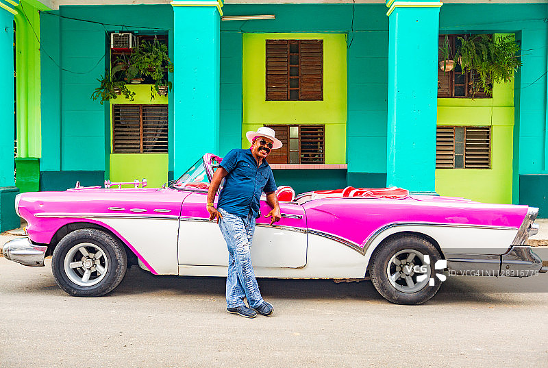 古巴哈瓦那老城粉色老爷出租车图片素材