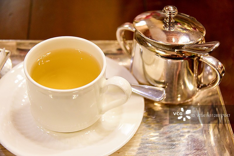 银盘上的古柯茶杯图片素材