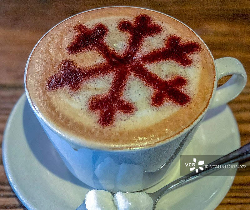 圣诞巧克力雪花装饰卡布奇诺咖啡图片素材