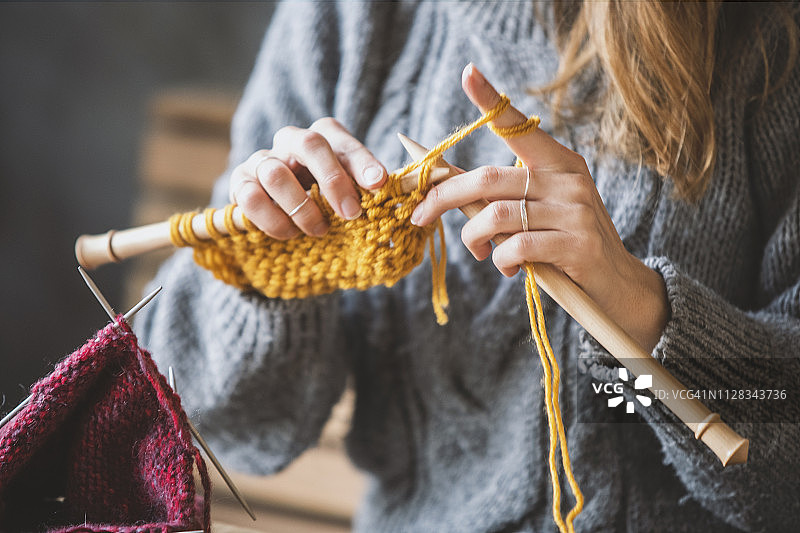 近距离观察女人的手编织图片素材