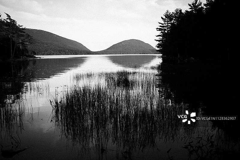 背景是山脉的约旦池塘图片素材