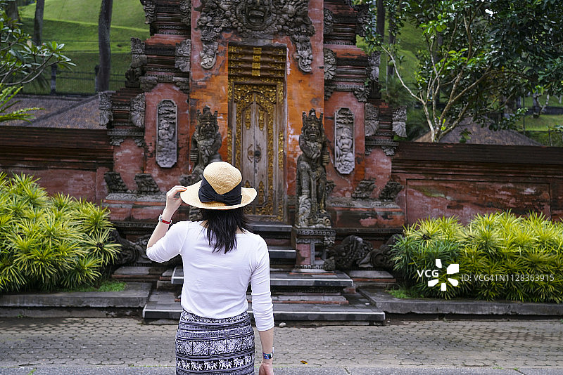 女孩在巴厘岛的圣泉寺旅游图片素材