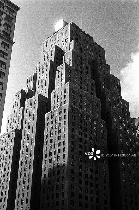 傍晚时分，纽约市曼哈顿笼罩在阴影中的纽约客大厦图片素材