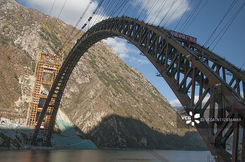 雅鲁藏布江在建铁路桥，中国藏东地区图片素材