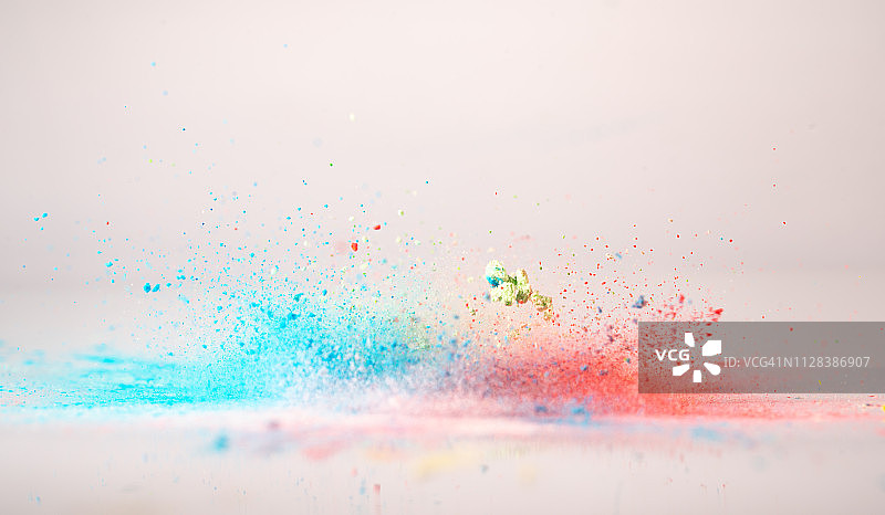 高速摄影捕捉到的空中飞舞的彩色面粉图片素材