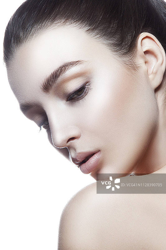 一位迷人少女的近距离美丽面容，摆出美丽的姿势，白色背景图片素材