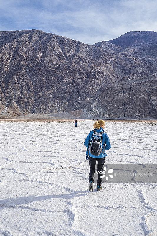 死亡谷的徒步旅行者图片素材