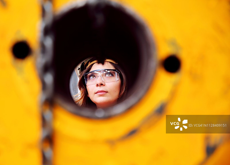 年轻女子在工厂工作图片素材