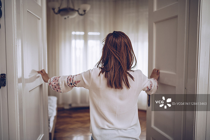 女人走进卧室图片素材