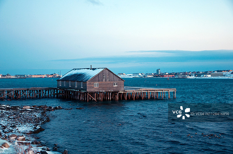 挪威北部瓦德瑟的船屋和木制码头图片素材