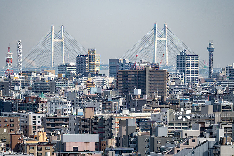 日本神奈川县横滨市的横滨海湾大桥、横滨海洋塔和住宅区图片素材
