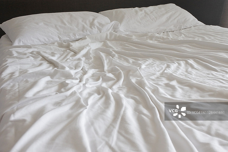 空荡的双人床与凌乱的床单图片素材