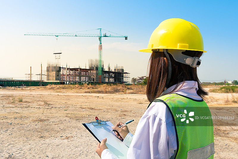建筑工地上的女工程师图片素材