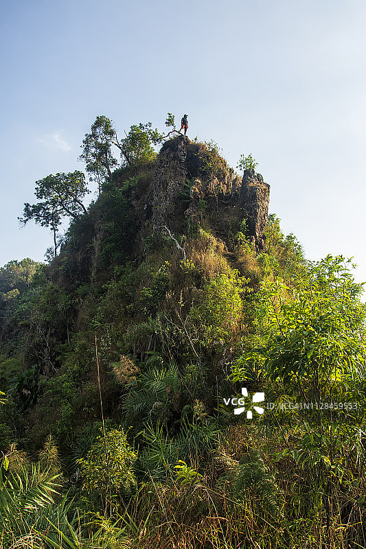 2019年2月2日，游客在泰国达府的Le Kawad山顶观看日出图片素材