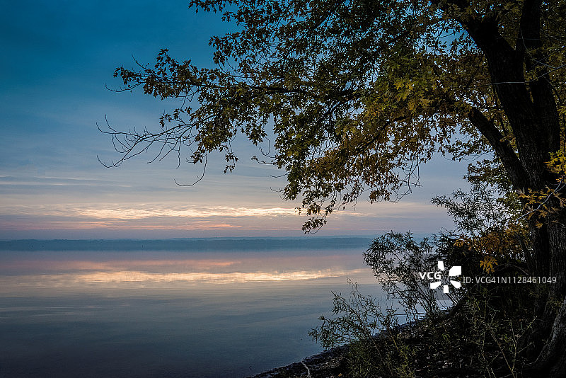 河流上的柔和彩色黎明图片素材
