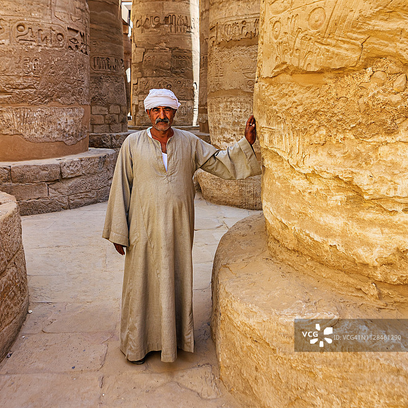 埃及古庙里的埃及男人图片素材