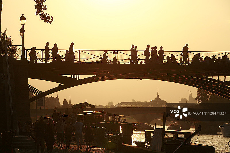 艺术桥上的人图片素材