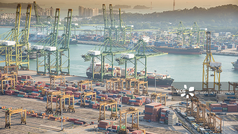 船厂集装箱货轮及货物工作起重机桥的物流运输图片素材