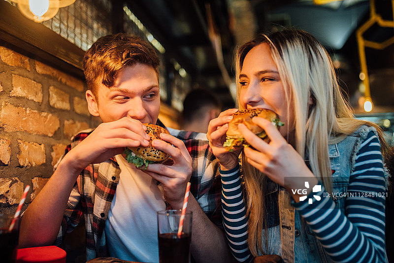 情侣一起用餐图片素材