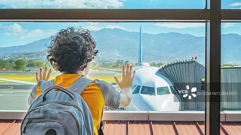 男孩在机场等飞机图片素材