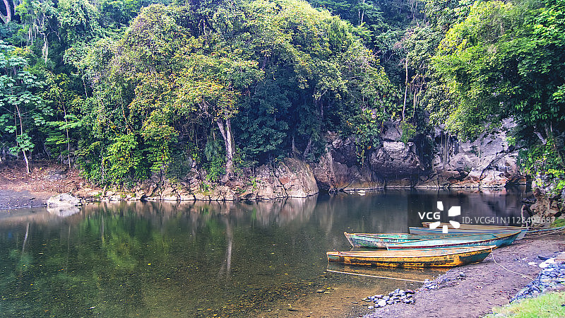 危地马拉的雨林河流图片素材