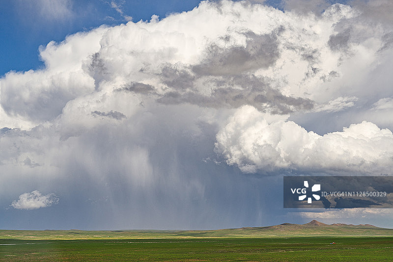 蒙古草原上的夏雨图片素材