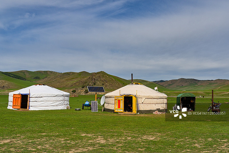 科科林，后杭爱省，鄂尔浑河谷的蒙古包乡村景观图片素材