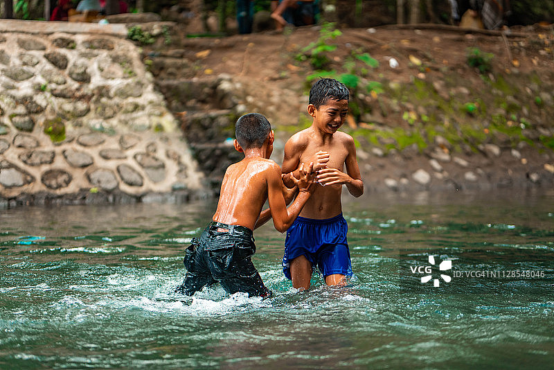 在河里玩耍的印尼儿童图片素材