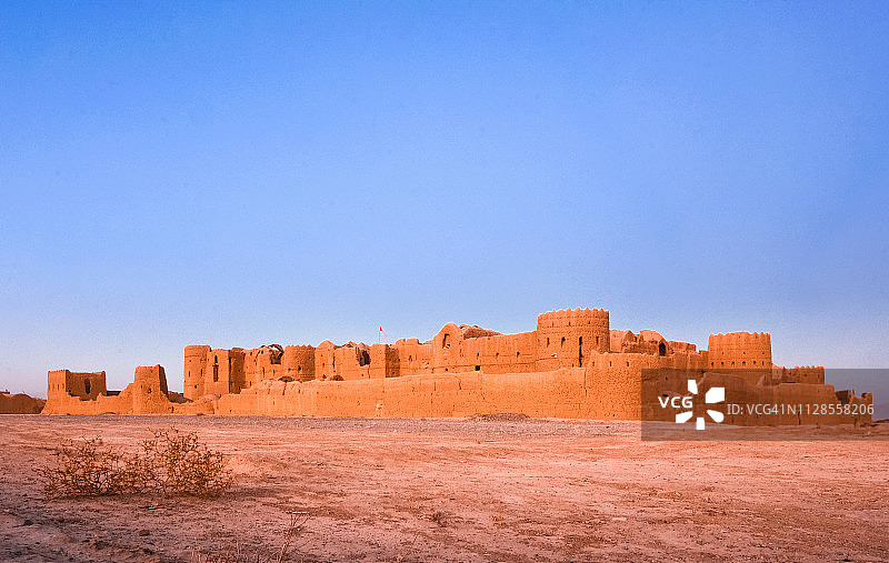 雄伟的萨里亚兹城堡，建于公元7世纪，位于伊朗亚兹德附近的“达什特卡维尔”沙漠中图片素材
