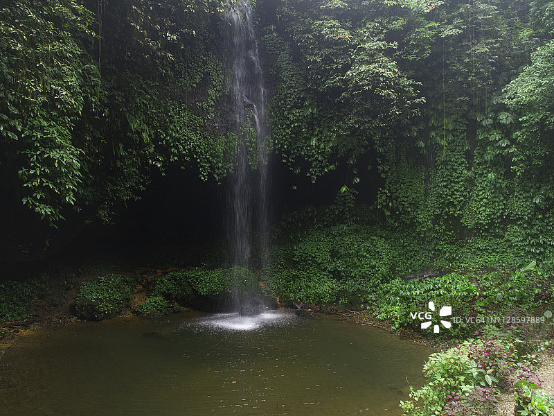 位于布扬湖的巴厘岛北部巴纽瓦纳阿梅尔塔瀑布图片素材