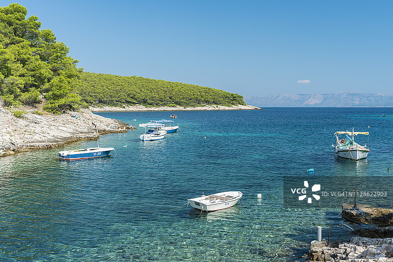 克罗地亚科尔丘拉岛坦卡拉卡海湾的船只图片素材