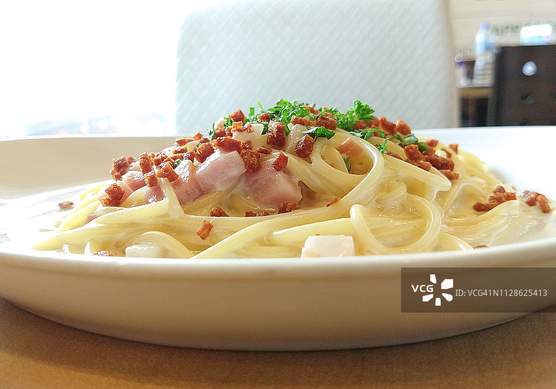 配香脆火腿的意式培根蛋面图片素材