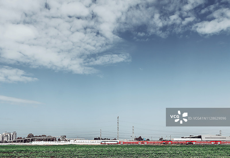 红色通勤列车图片素材