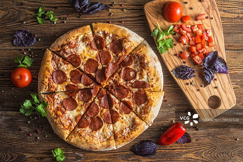 奶酪、意式香肠、鸡肉和辣椒披萨，美味晚餐之选图片素材