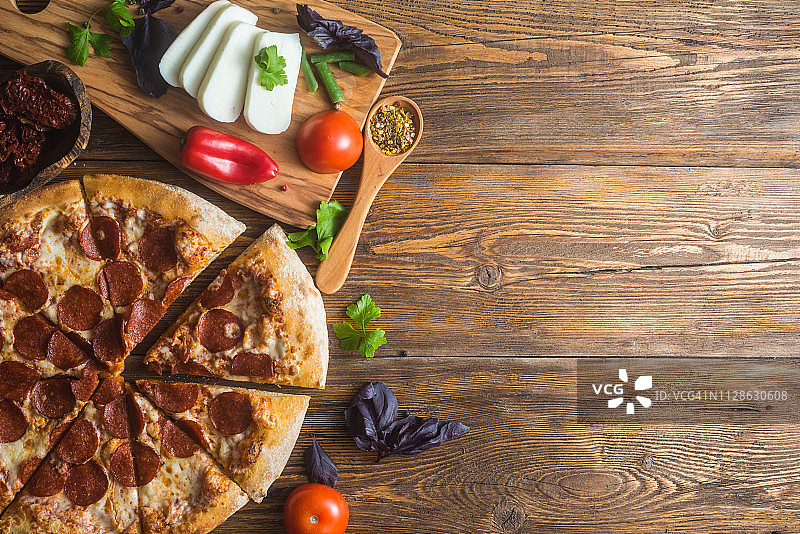 奶酪、意式香肠、鸡肉和辣椒披萨，美味晚餐之选图片素材