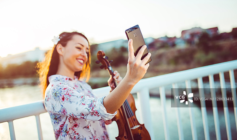 桥上的小提琴手女孩图片素材