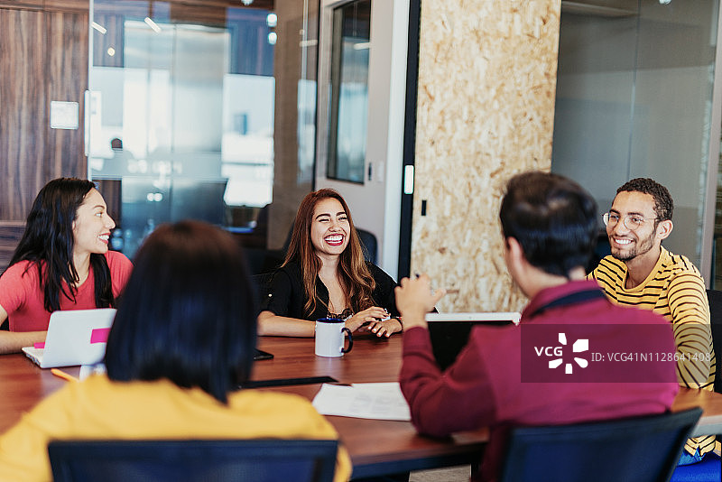 与同事的晨会——从事移动应用开发的拉丁千禧一代图片素材