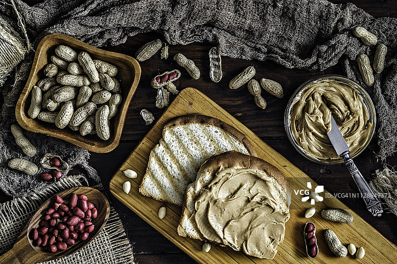 乡村厨房的复古餐桌上的花生酱吐司图片素材