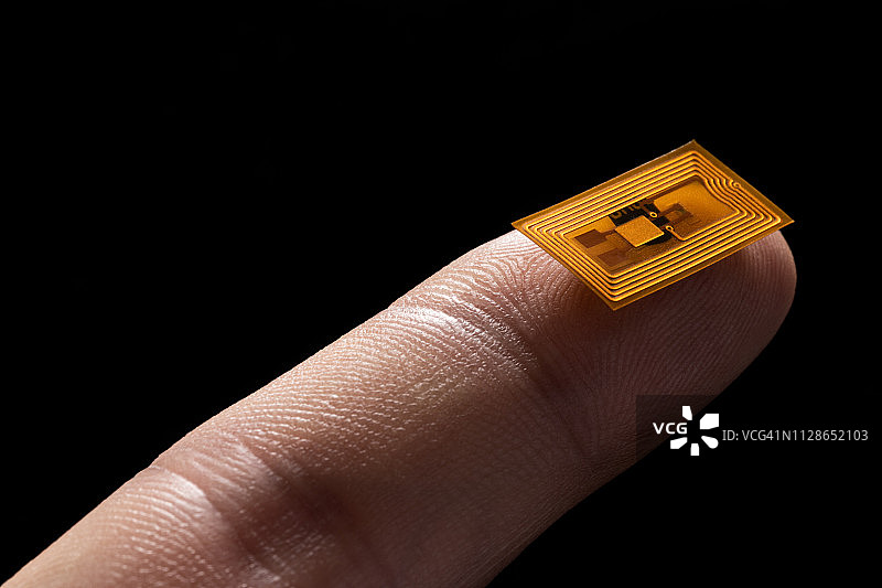 指尖上的小型RFID NFC标签图片素材