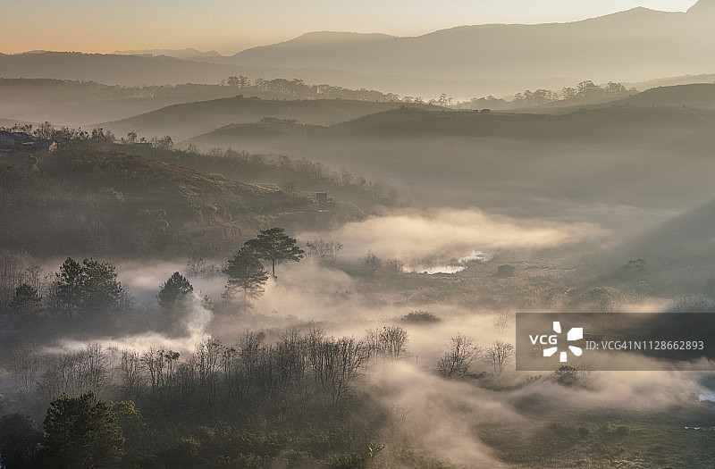 越南大叻美丽的多雾山谷图片素材