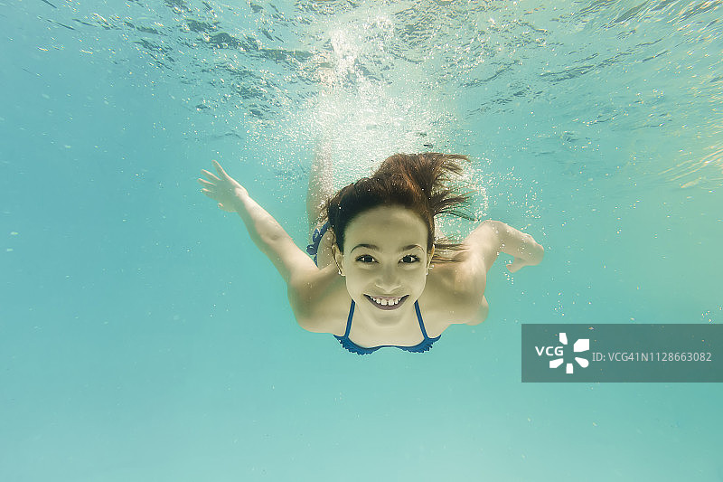 快乐游泳的8岁女孩图片素材