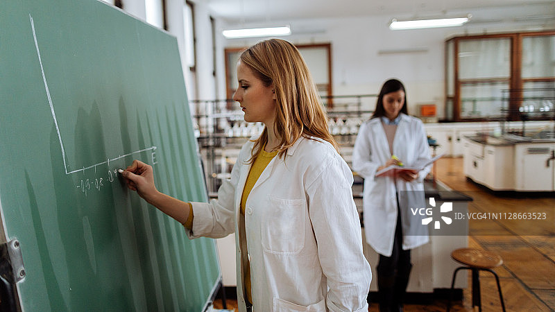 化学学生在黑板上写作业图片素材