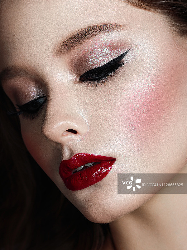 浓妆艳抹的漂亮女人图片素材