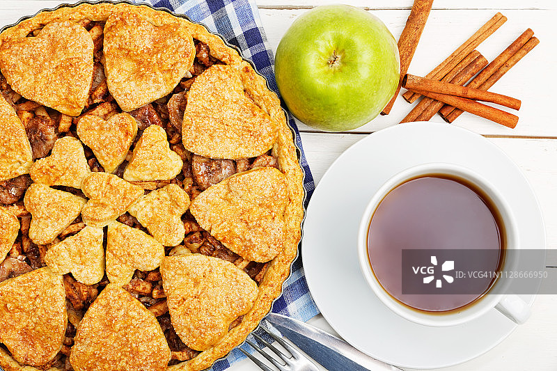 自制肉桂苹果派与一杯茶图片素材