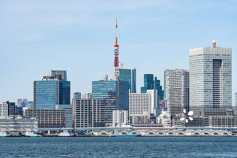 东京铁塔、东京湾和东京都港区的办公及住宅楼图片素材