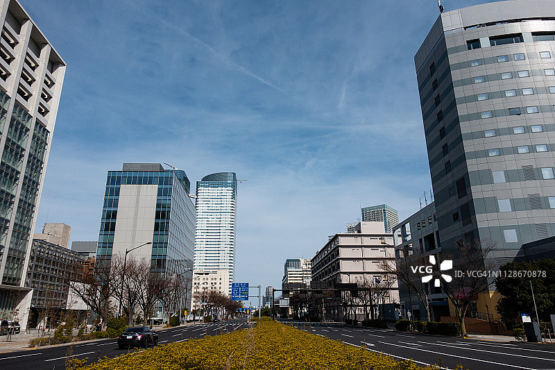 日本东京中央区晴海大街的住宅和办公楼图片素材